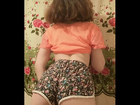 ❤️ Dhallaan yar oo sexy ah oo iska siibaysa surwaalka gaaban ee kamarada ️  Galmada dabada ﹏